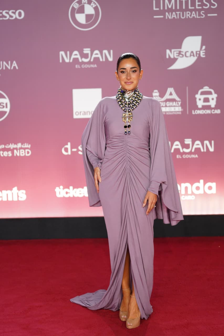 أمينة خليل بفستان مميز 