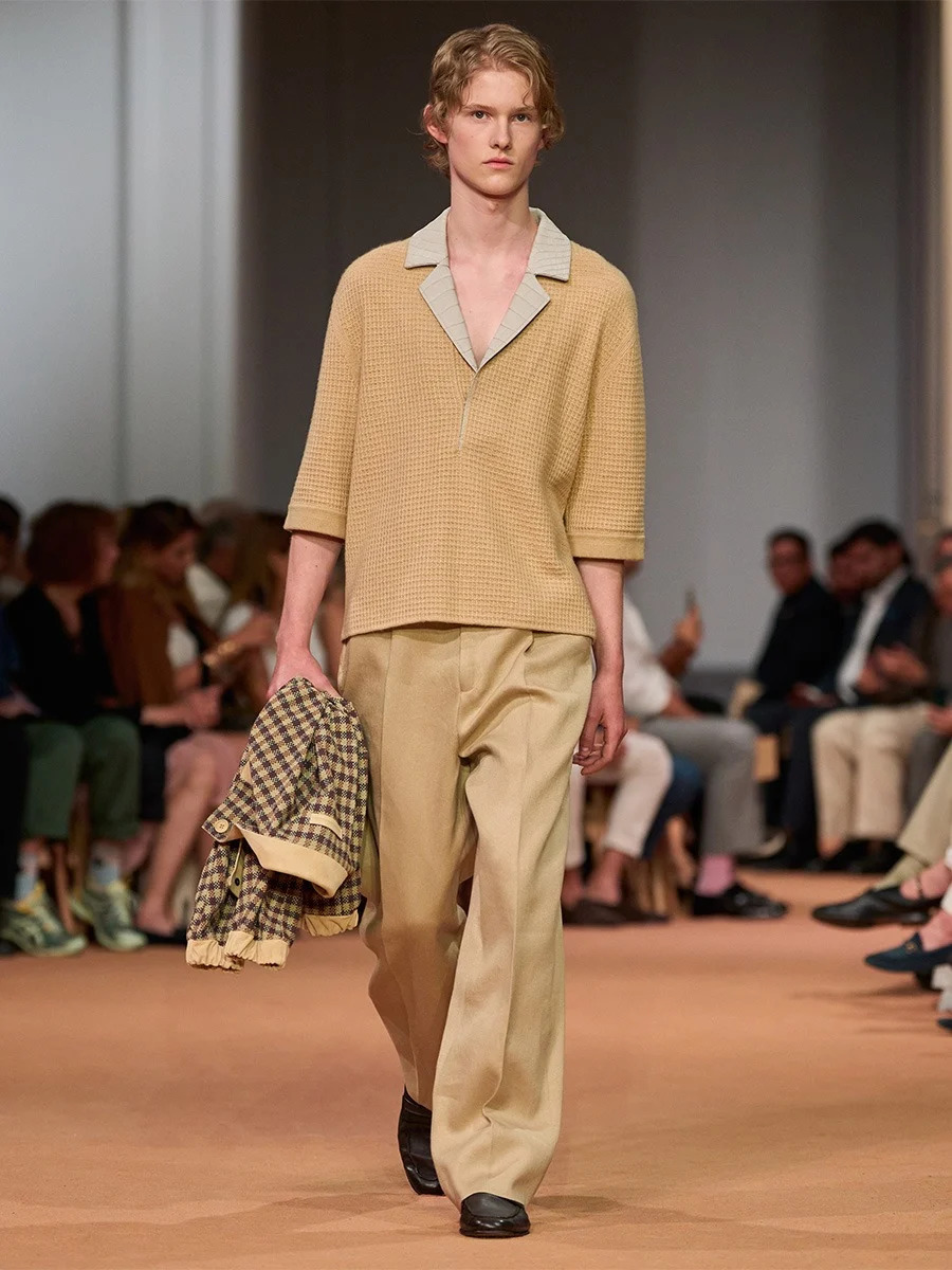 تنسيق أتيق للون البيج الترابي في إطلالة أحادية اللون بتصميم واسع ومريح 