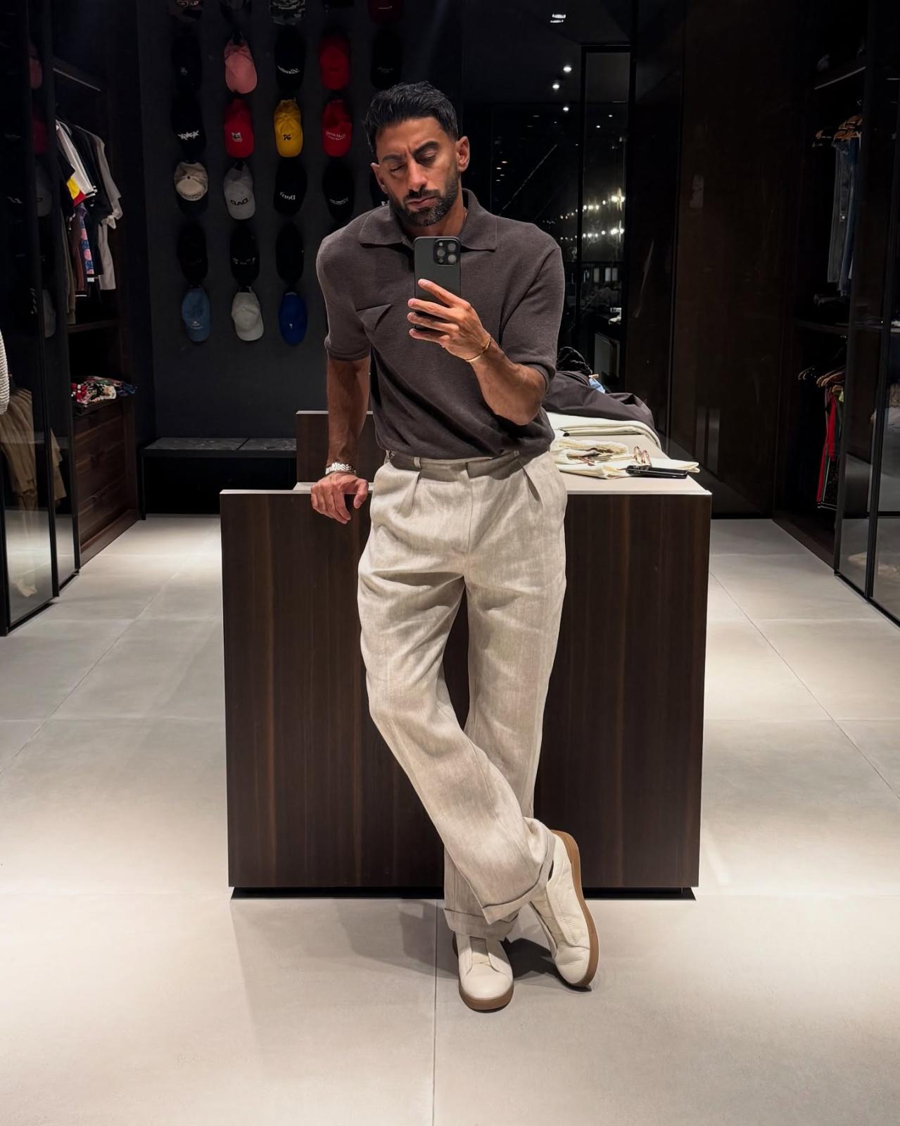 أنس بوخش بتي شيرت بسيط وسروال بيج