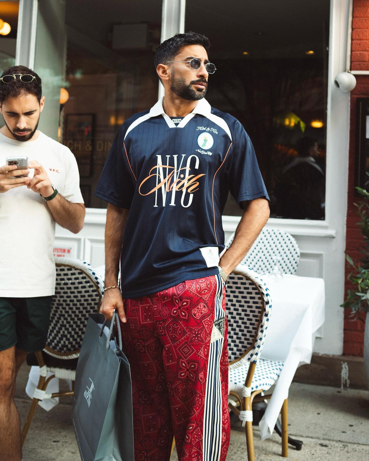 أنس بوخش متبعا صيحات الموضة في ارتداء الملابس الرياضية الملونة 