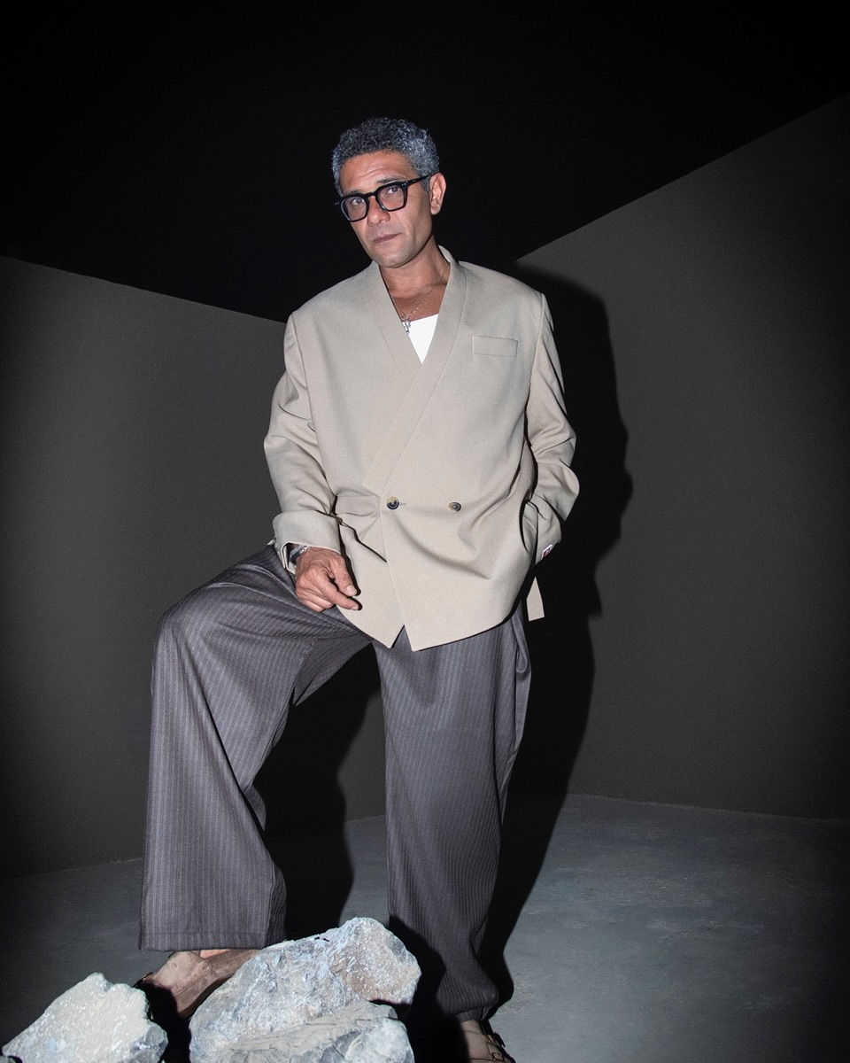 آسر ياسين مرتديا بدلة بتصميم واسع من العلامة التجارية Kenzo