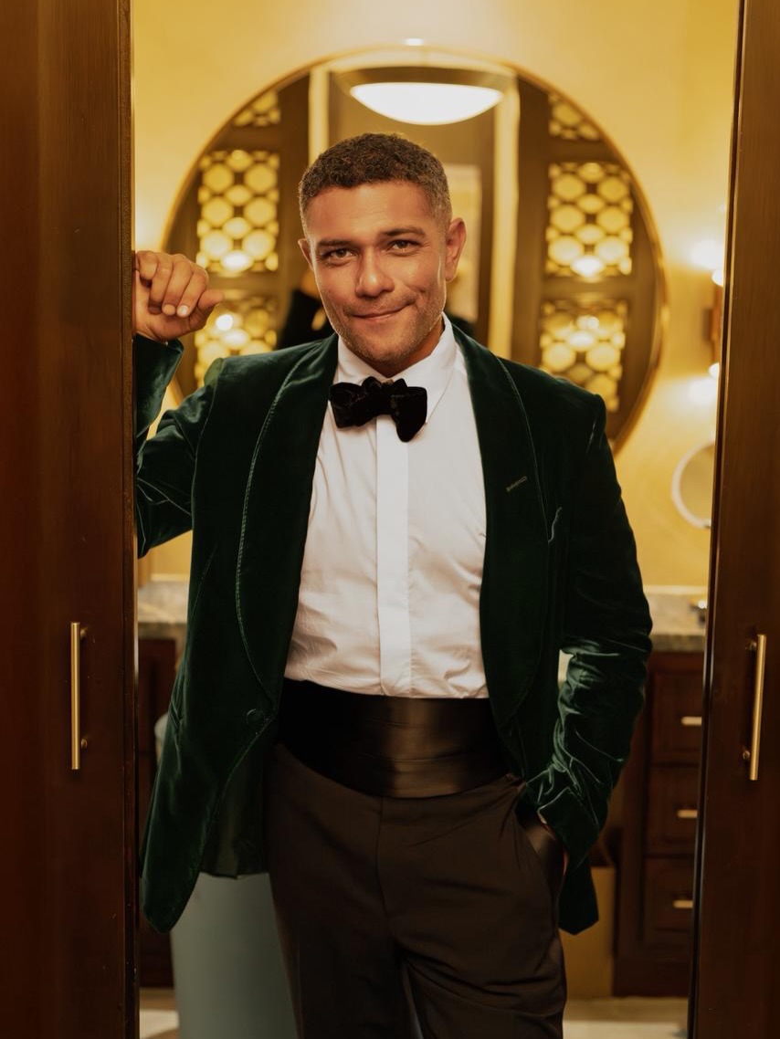 آسر ياسين في حفل ضيافة بسترة مخملية