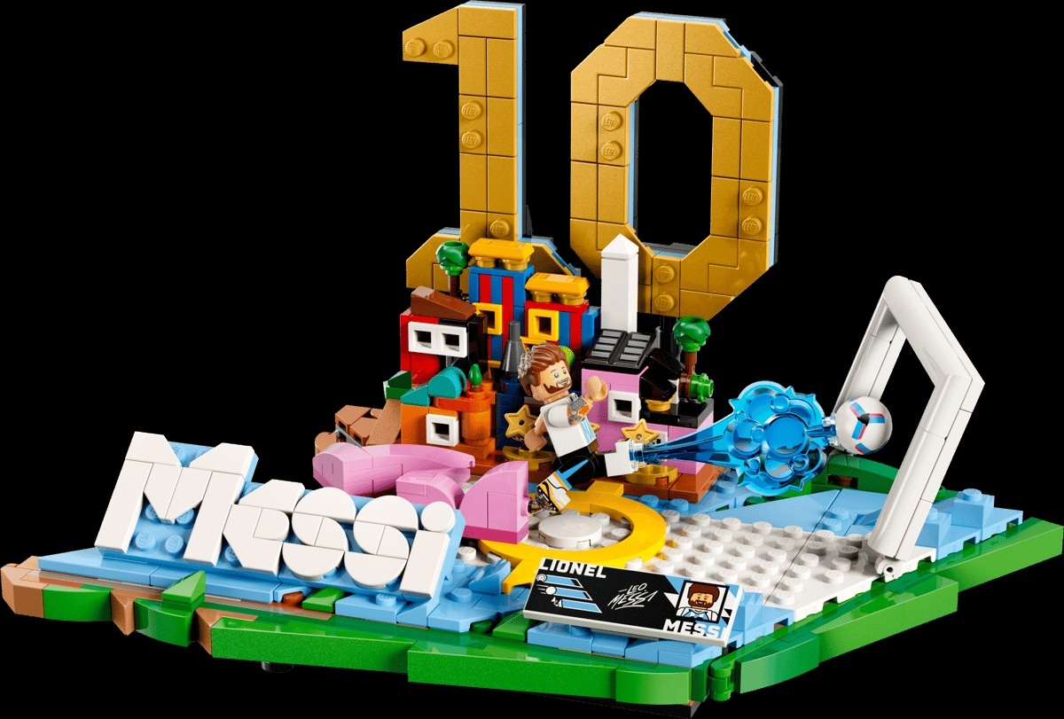 ميسي يسدد هدفًا 