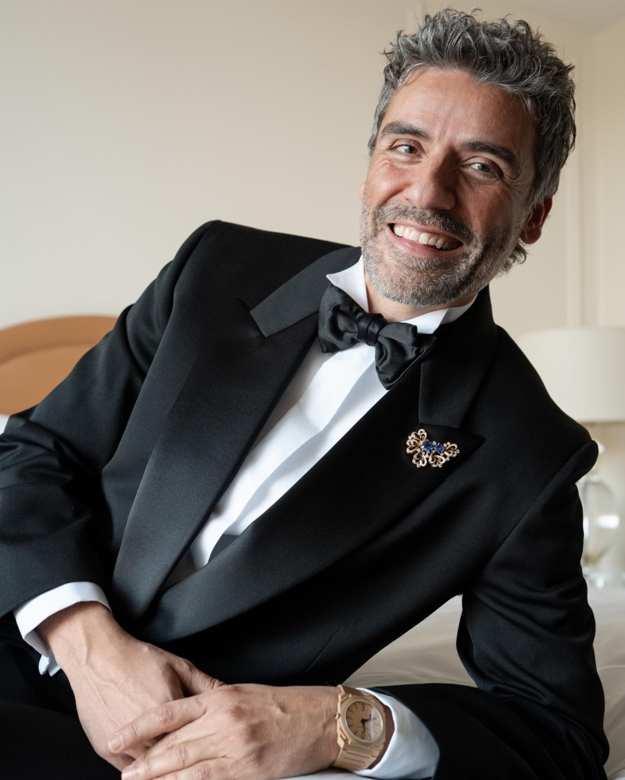 أوسكار إيزاك ببدلة كلاسيكية سوداء ودبوس ماسي وساعة أنيقة من بولغاري