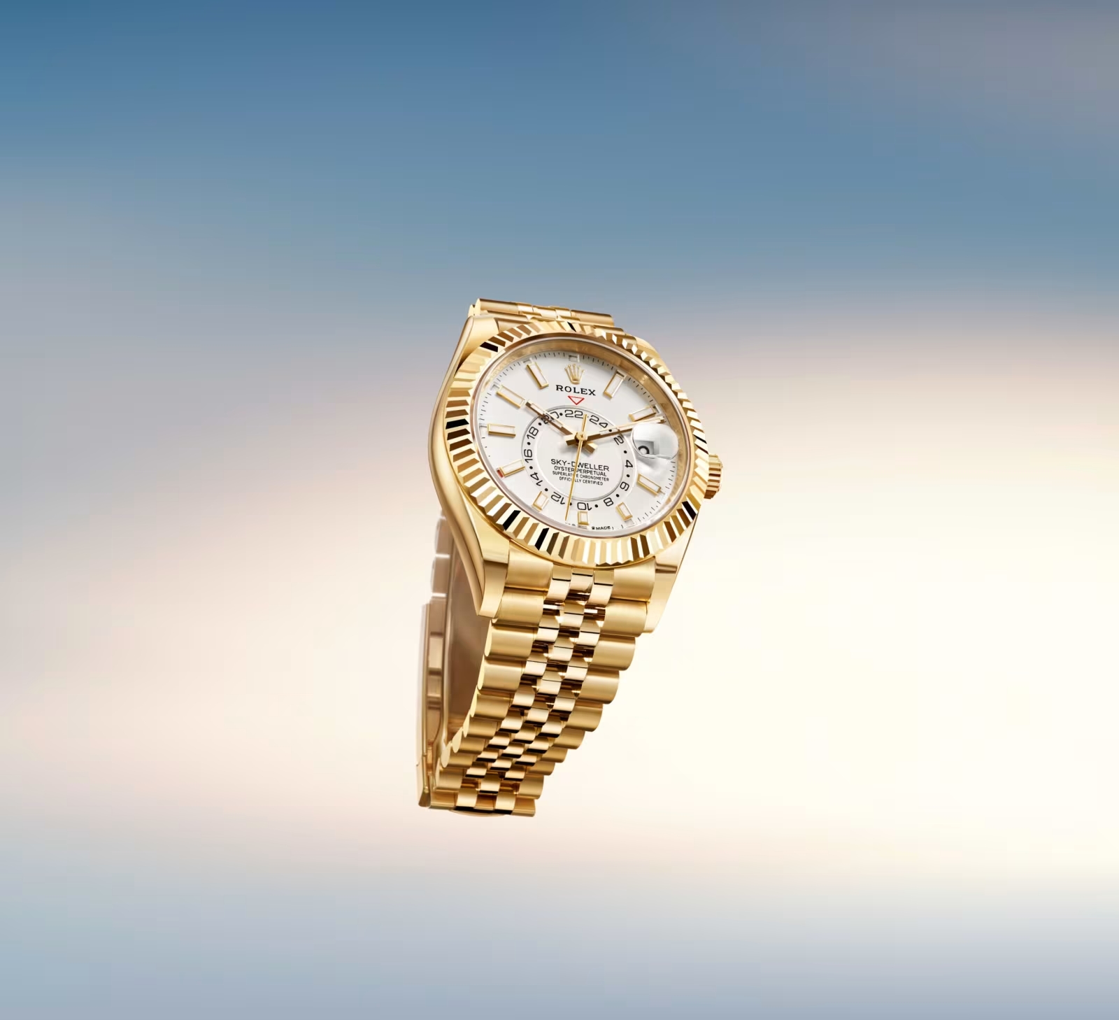 ساعة Oyster Perpetual Sky-Dweller الأنيقة بسوار ذهبي