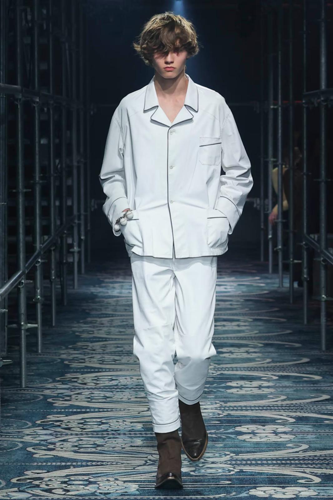 بدلة غير رسمية بلون موحد 