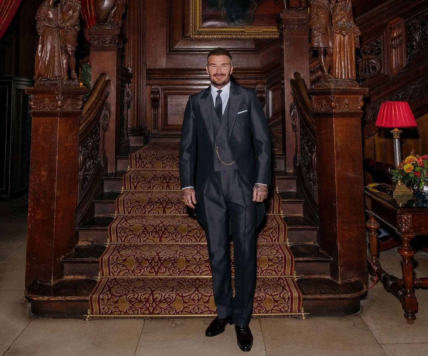 بدلة ديفيد بيكهام الأنيقة عند تسلمه وسام الفارس