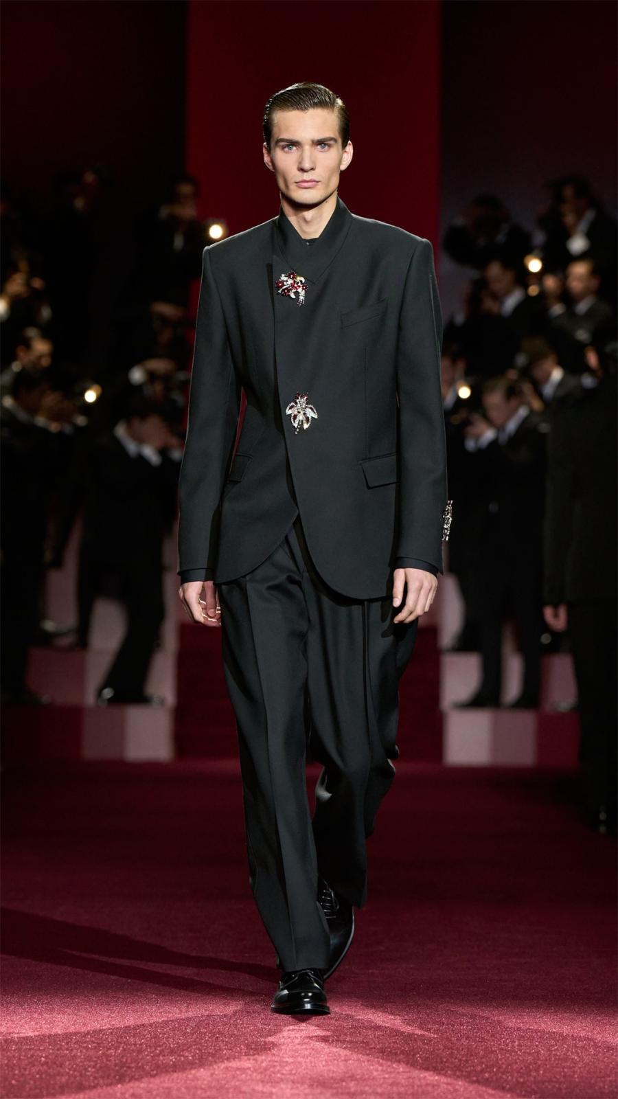 بدلة سوداء أنيقة مزينة بدبابيس أنيقة تصلح لسهرة مميزة