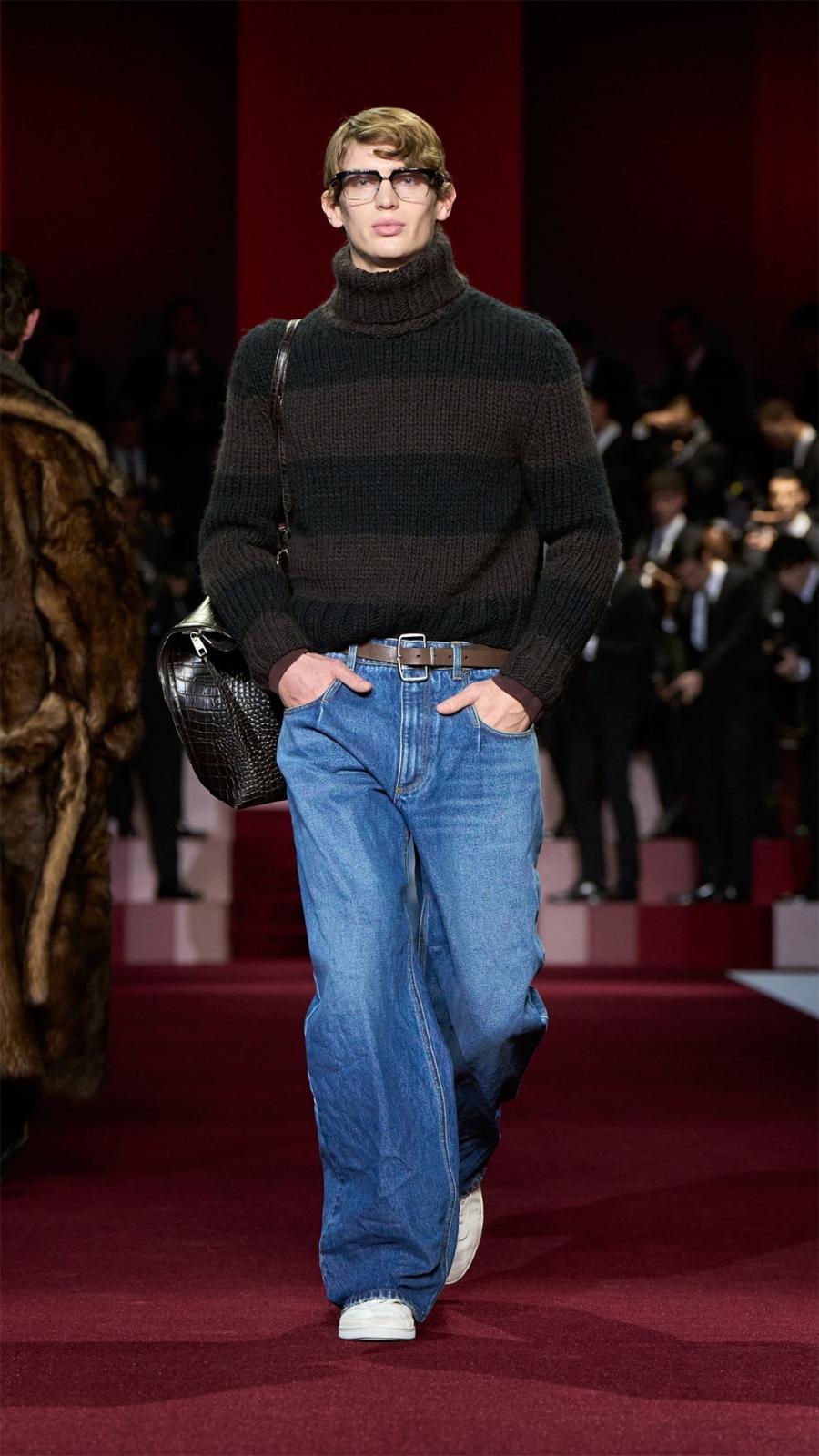 تنسيق بسيط لسترة صوفية برقبة عالية تجمع بين لونين حياديين