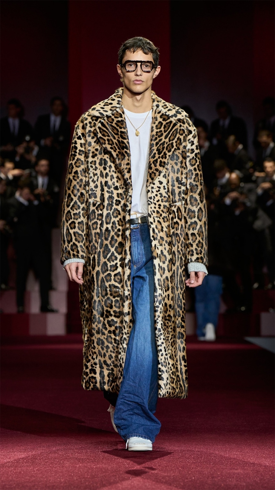 معطفٌ من الفرو الصناعي بطباعةِ الفهدِ المُميّزة