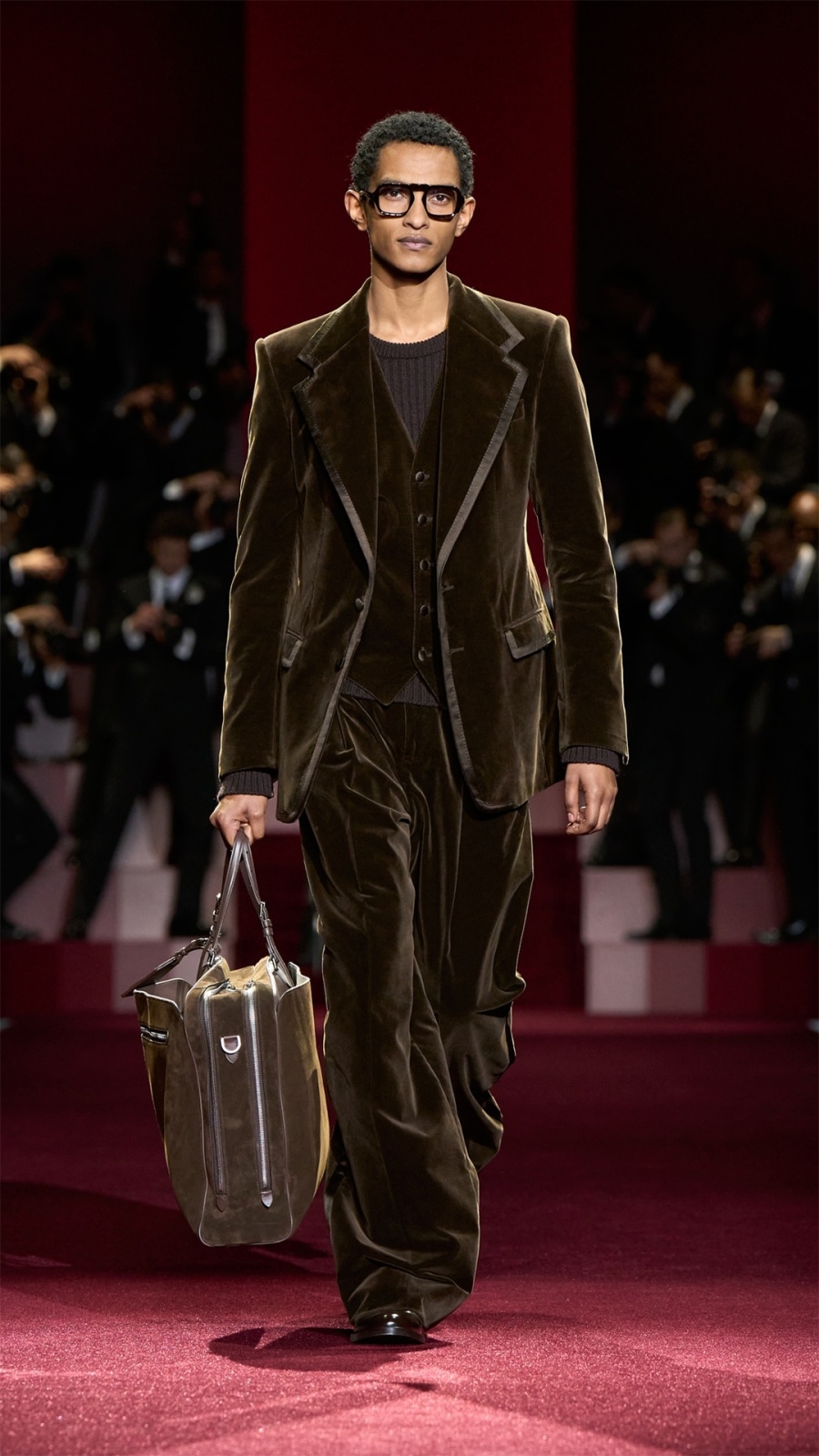 بدلة مخملية أنيقة بلون بني ترابي 