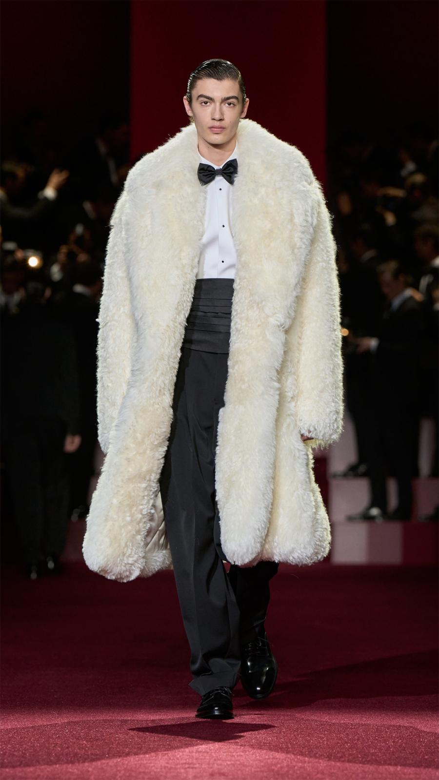 معطف فرو أبيض بتنسيق على أزياء رسمية مناسب وأنيق للمناسبات