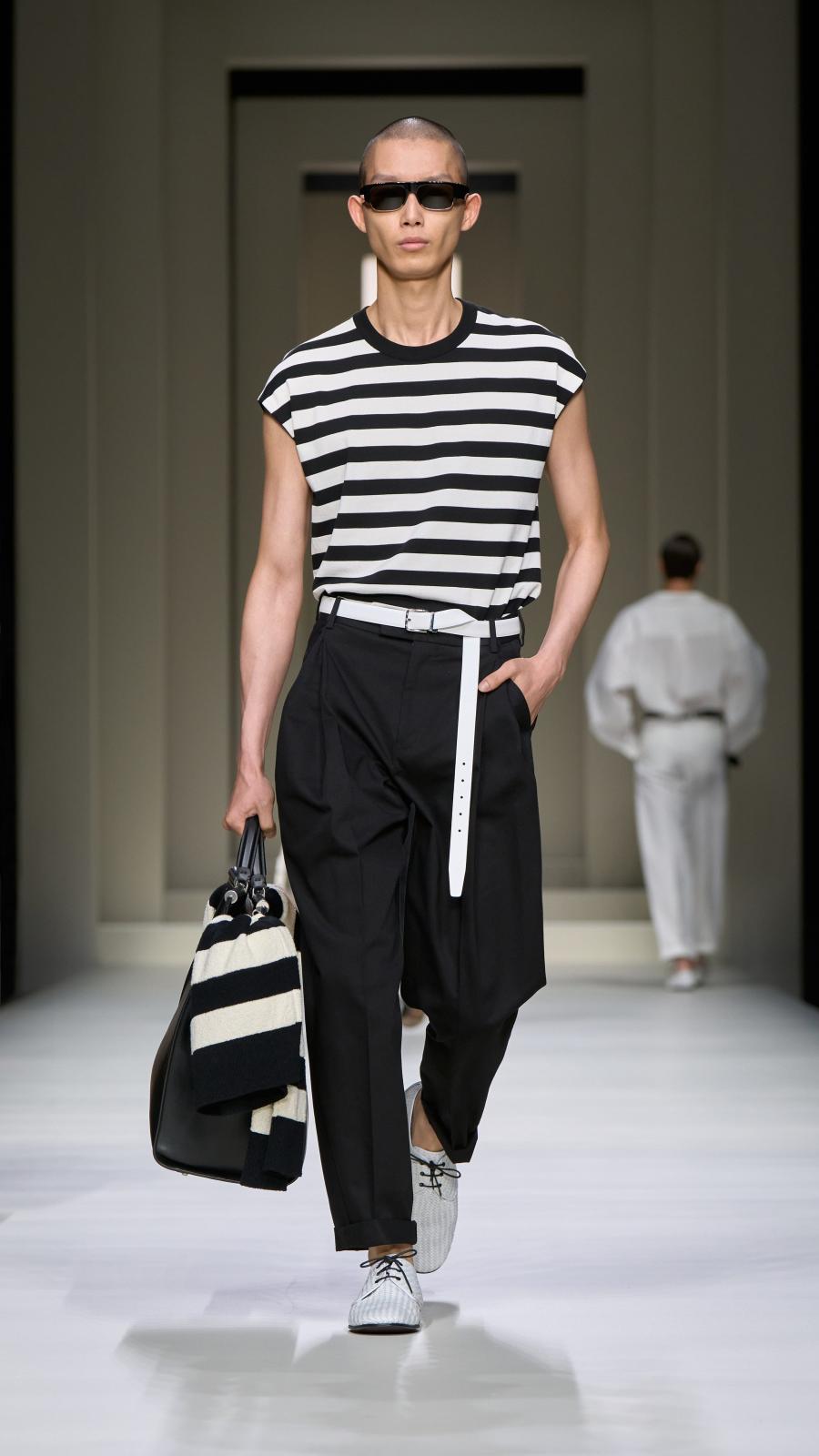 تي شيرت بتصميم واسع وخطوط عرضية مع سروال واسع