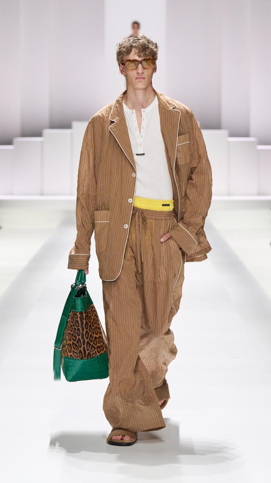 إطلالة متناسقة باللونين البيج والأبيض مع قليل من الاكسسوارات الملونة