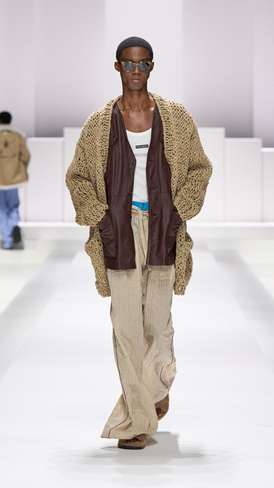 يمكنك تنسيق السترة الجلدية البنية بطريقة أجرأ ومختلفة