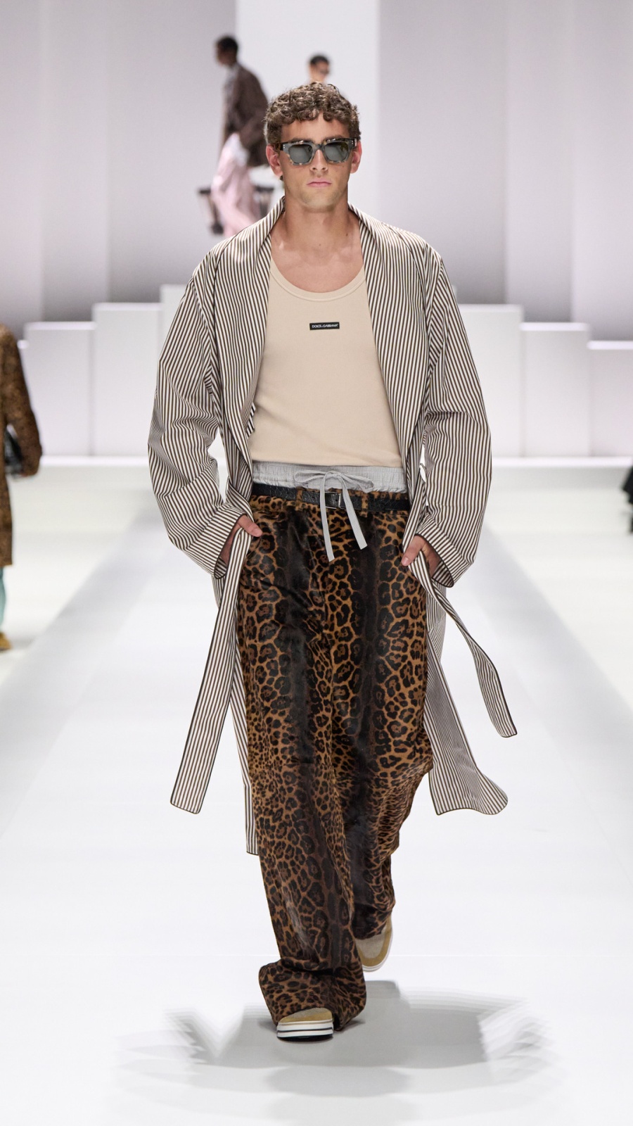 تنسيق مميز لكارديجان بخطوط طولية على سروال بطباعة الفهد