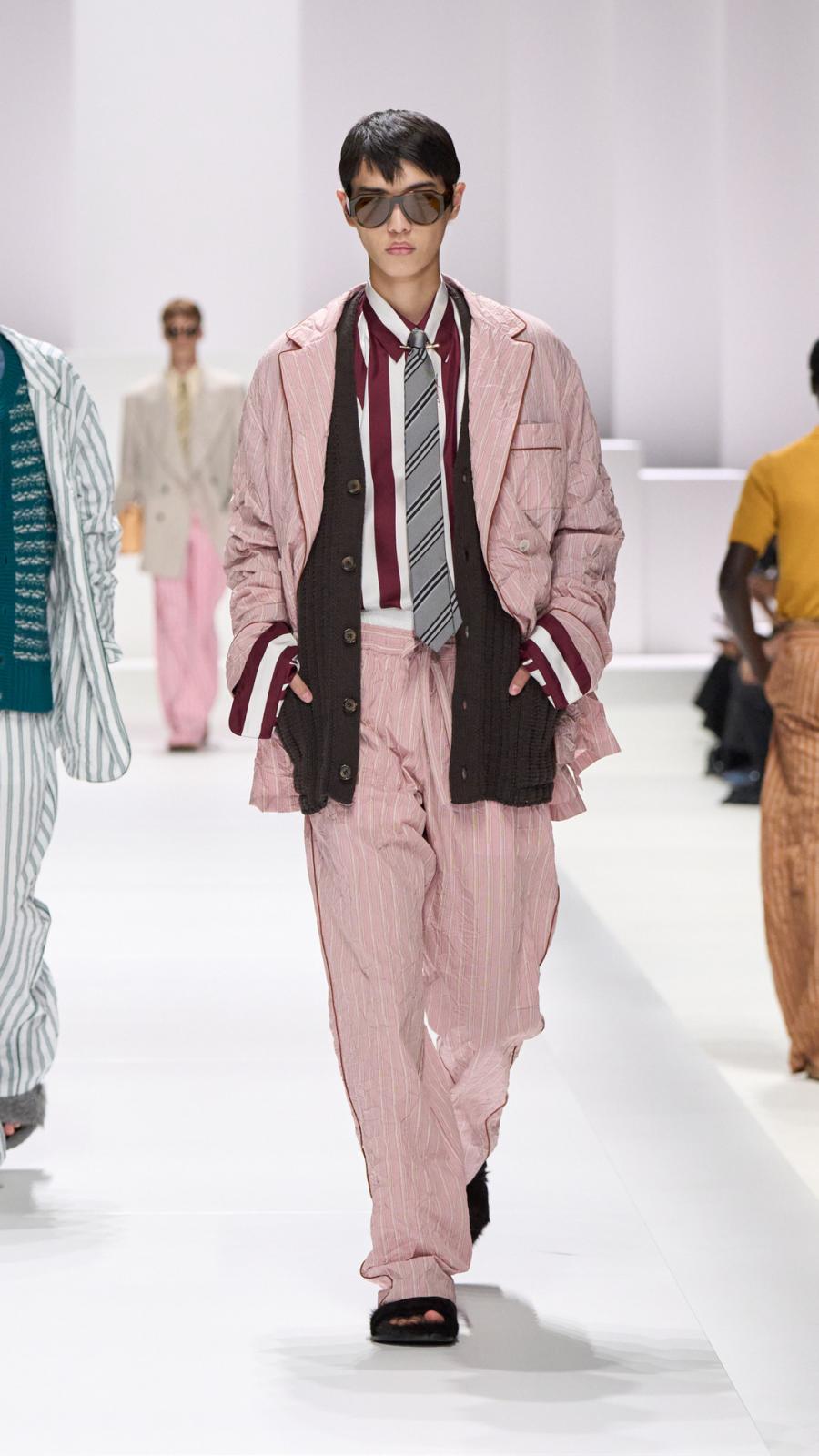 هل هناك قطعة مصممة للراحة أكثر من البيجاما؟ تصميم عصري أنيق يصلح للنزهات