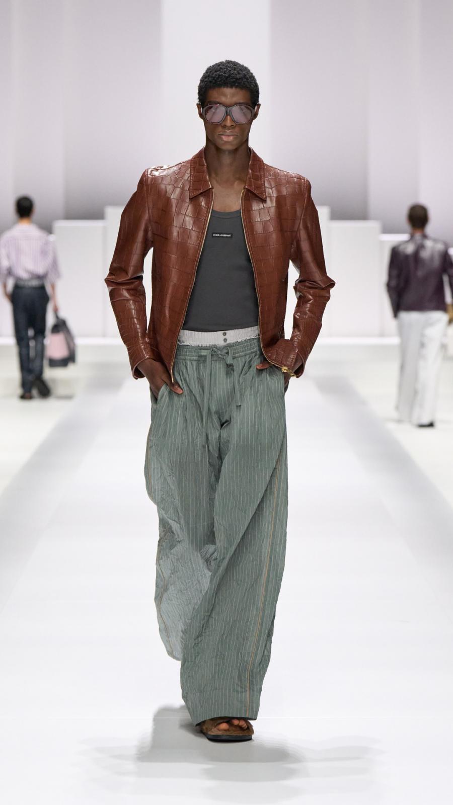 لون أخضر مميز وهاديء في تنسيق بسيط مع اللون الرمادي أما السترة الجلدية البنية يمكن استبدالها بالكتان لمزيد من الراحة