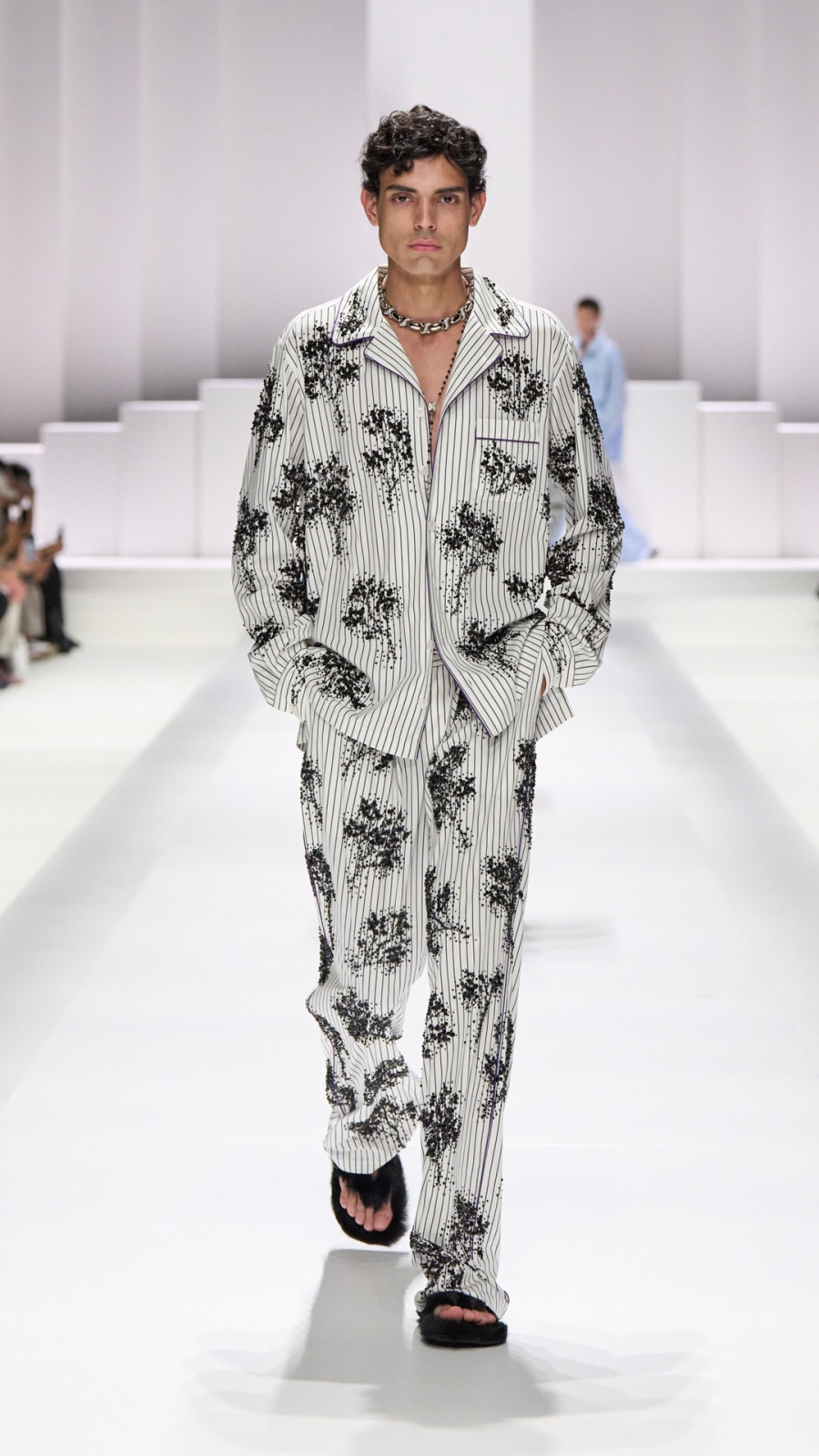 بيجاما بخطوط طولية مع نقوش مميزة باللونين الأبيض والأسود