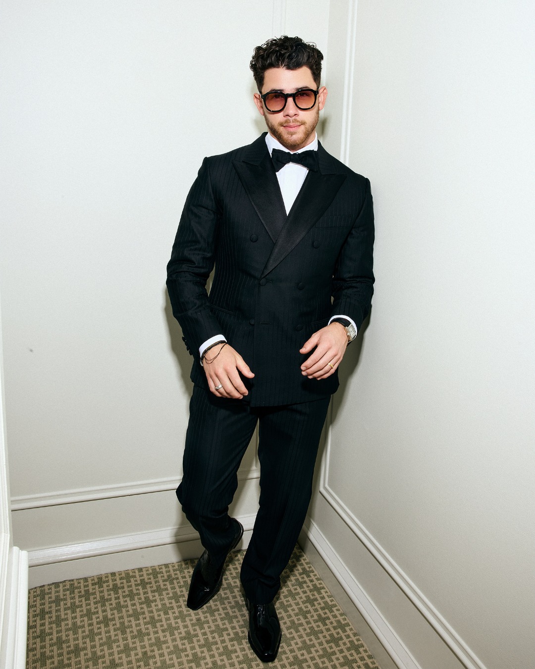 نيك جوناس ببدلة كلاسيكية وساعة من فوسيل