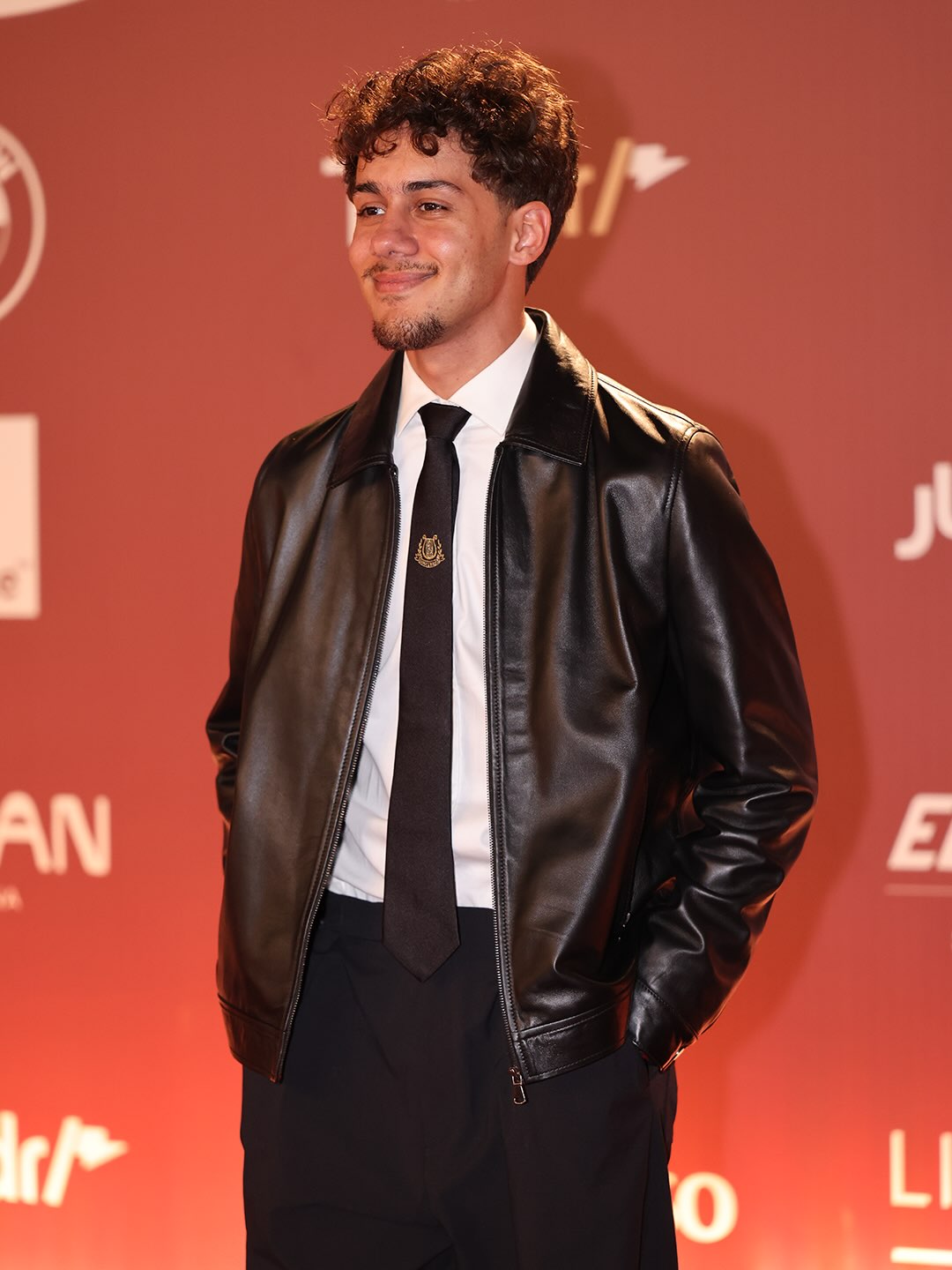 عمر زريق بإطلالة كاجوال 