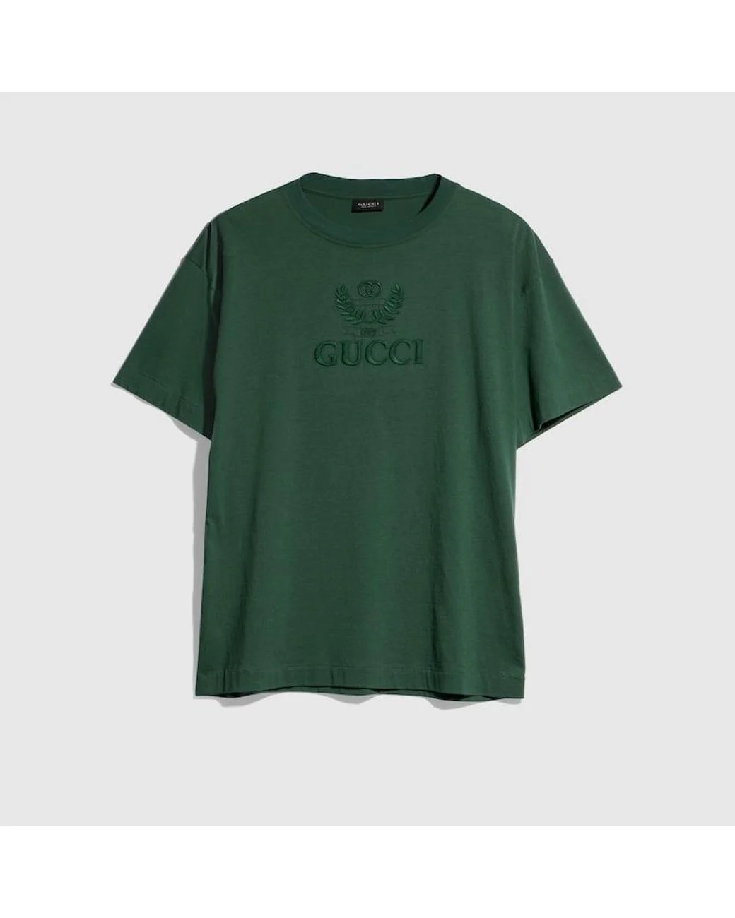 الـT-Shirt الأخضر قطعة بسيطة وأنيقة