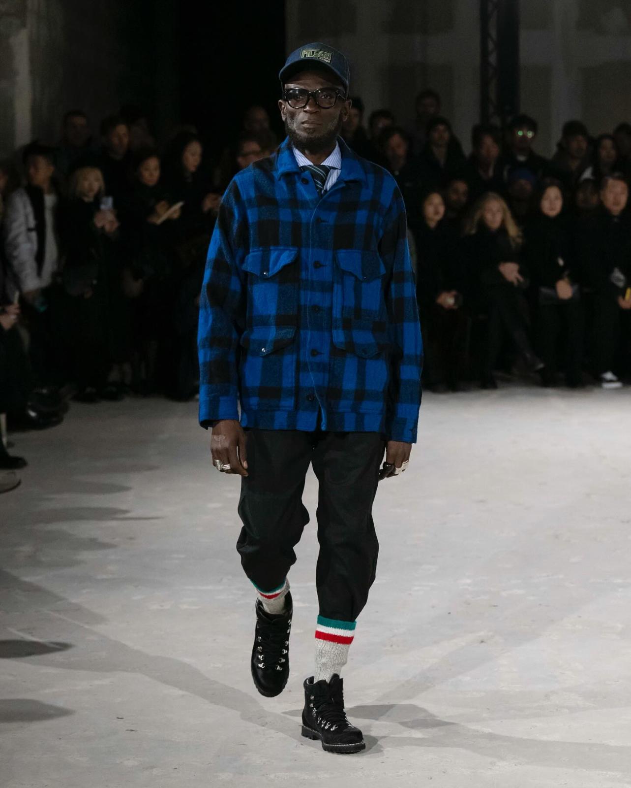 قميص فانيل أنيق بلون أحمر مميز