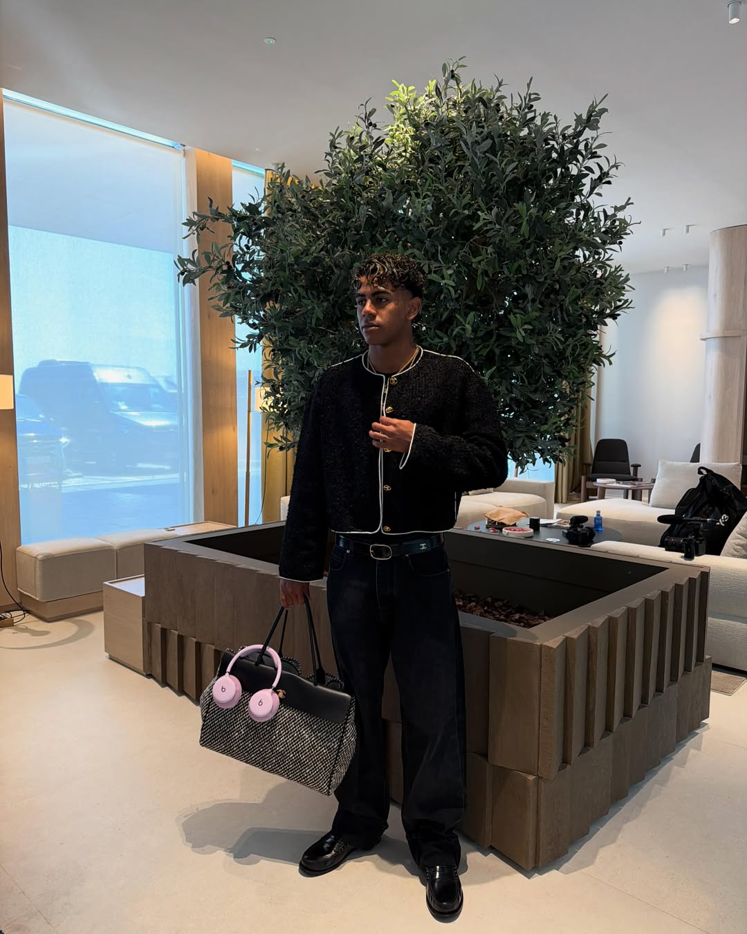 لامين يامال بإطلالة من Chanel 