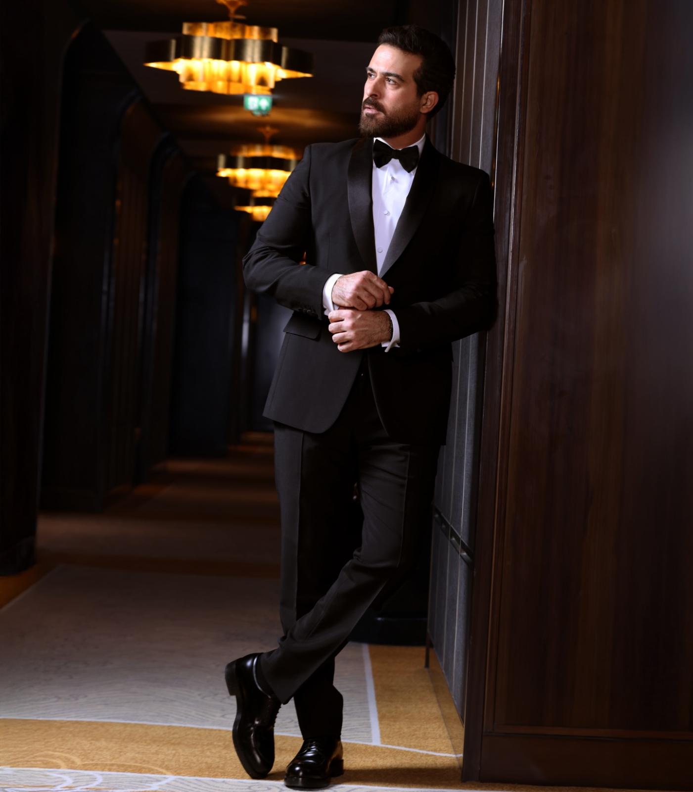 محمود نصر بإطلالة كاملة من دار برادا 