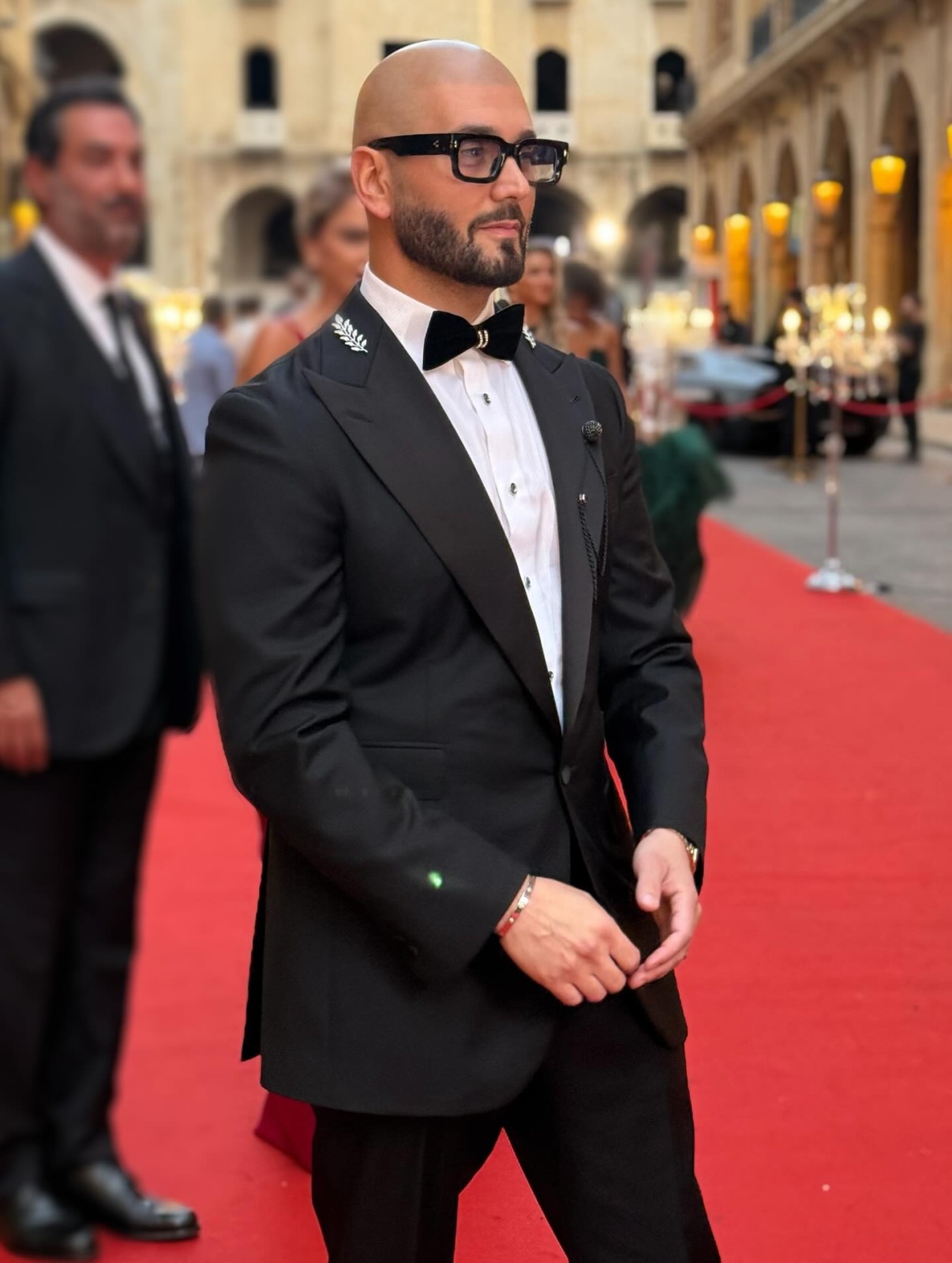  مساري بإطلالة كلاسيكية من تنسيق زوجته  في حفل Biaf مزينة باكسسوارات أنيقة