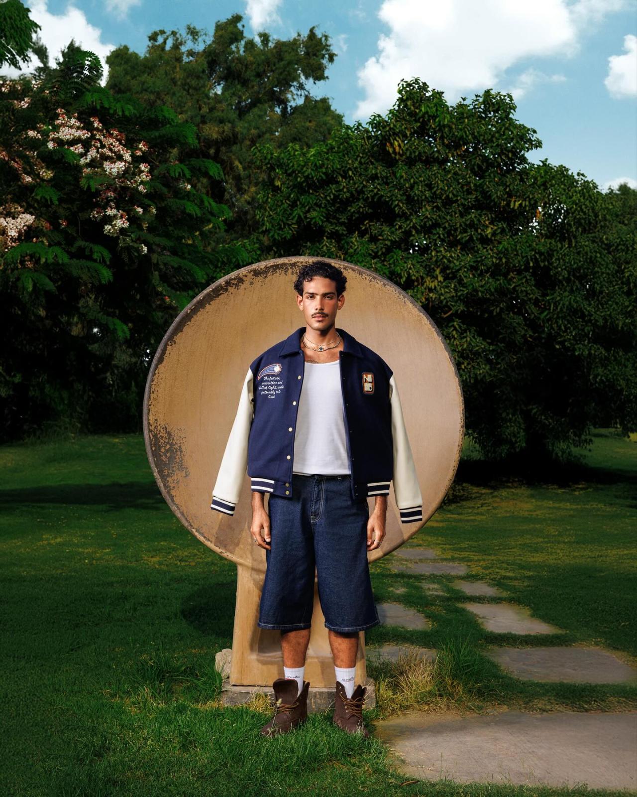 سروال جينز قصير بتنسيق مميز مع سترة بيسبول