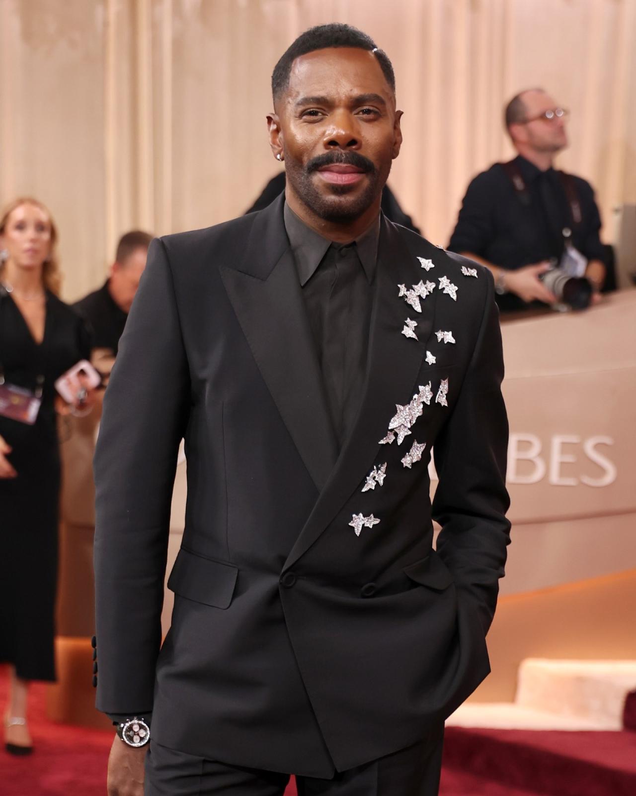 كولمان دومينجو ببدلة من فالنتينو وساعة من أوميغا ومجوهرات من بوشرون في جولدن جلوب 2026