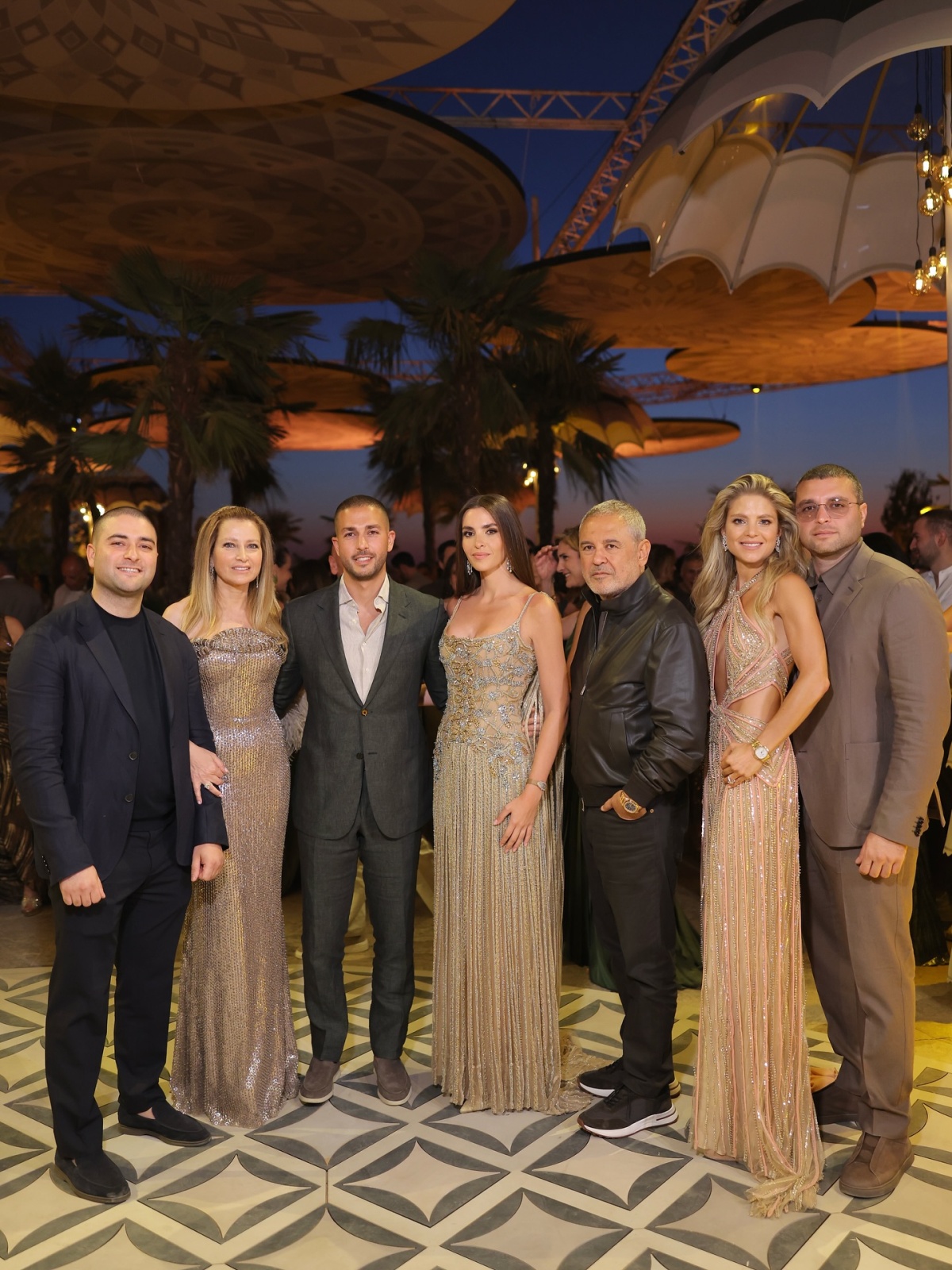 عائلة إيلي صعب بأناقة ملكية وألوان ترابية