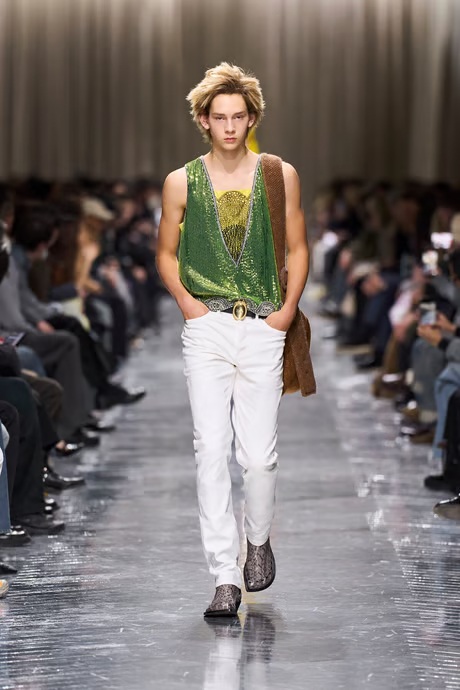 سترة بلا أكمام لامعة بألوان نابضة