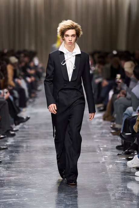 بدلة بتصميم العشرينيات من القرن الماضي