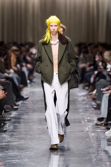 سترة قصيرة بصفي أزرار وياقات من الفرو