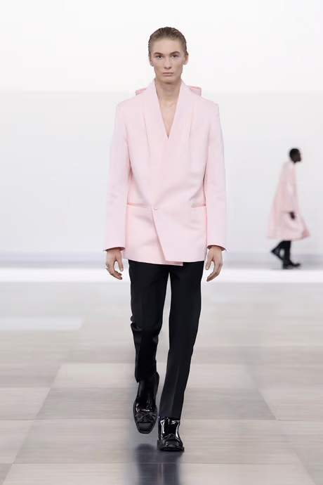 اللون الوردي أنيق للرجال أيضًا في الشتاء 