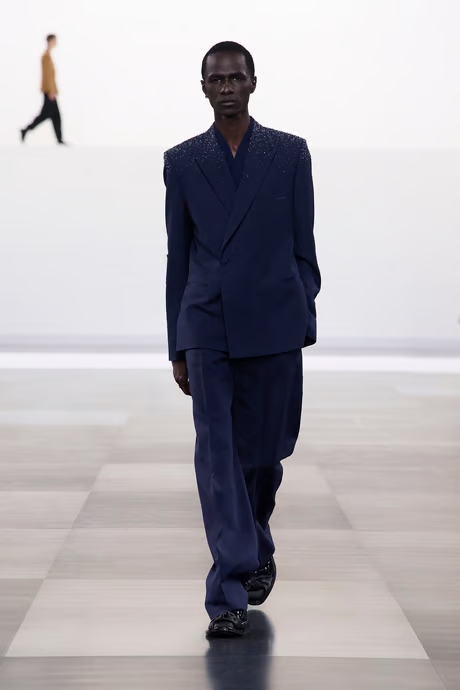 بدلة كحلي بسيطة وأنيقة تصلح للمناسبات الرسمية