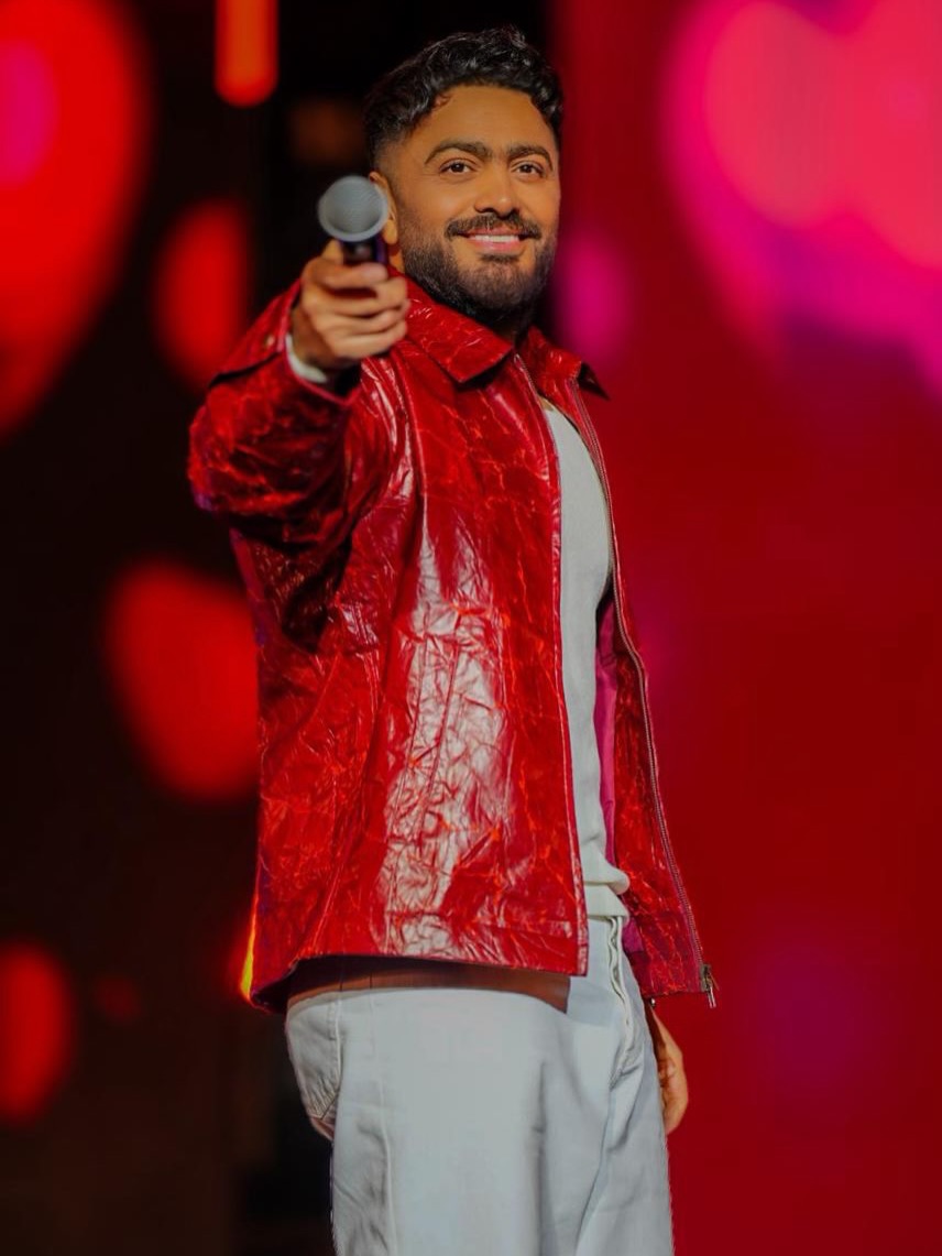 تامر حسني بإطلالة شتوية كاجوال ليلة رأس السنة 