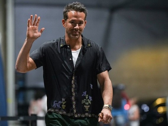 ريان رينولدز بقميص صيفي بطباعة مميزة