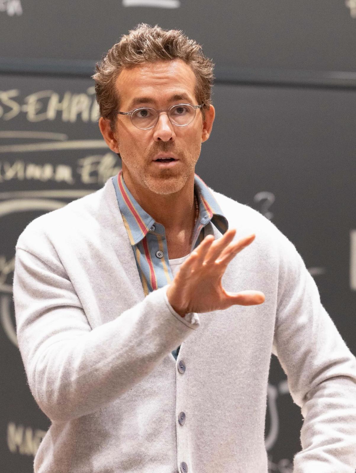 سترة صوفية أنيقة زينت إطلالة ريان رينولدز