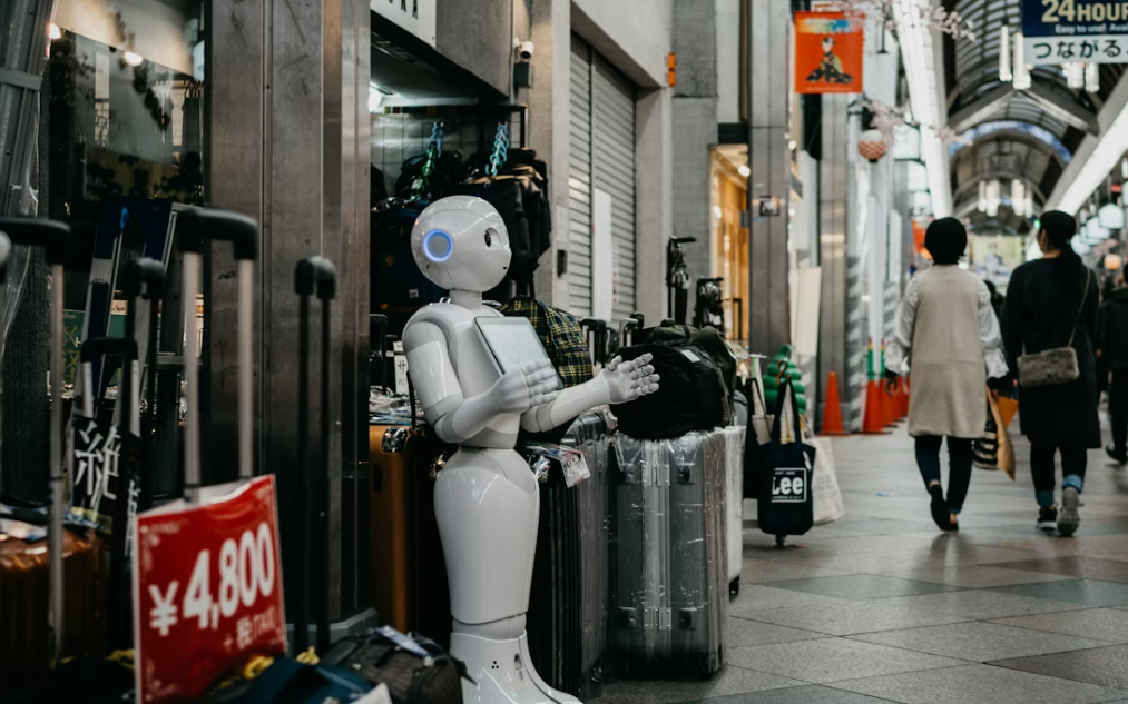 روبوت يعمل في مول