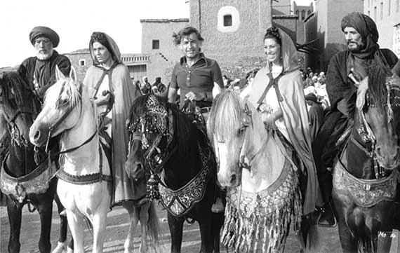 مصطفى العقاد على حصان مع أنتوني كوين وإيرين باباس ومنى واصف وعبد الله غيث