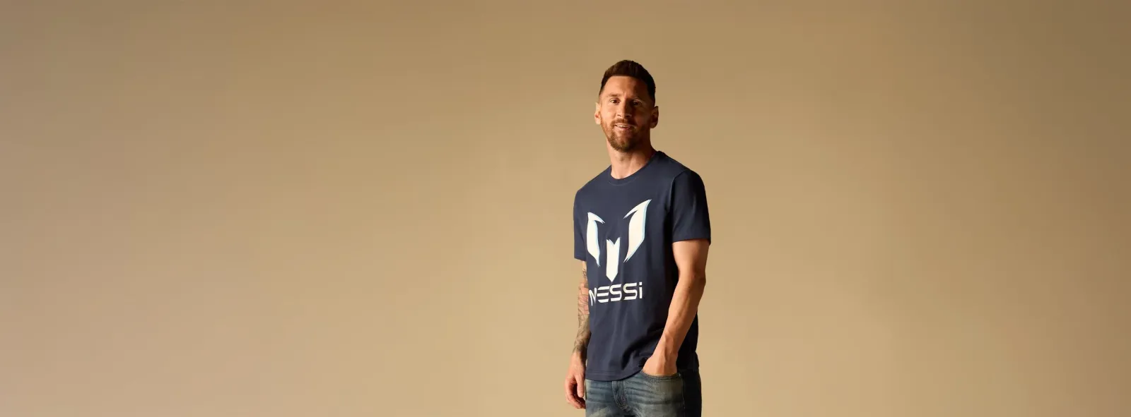 اللاعب لايونيل ميسي يرتدي علامته Messi Designs