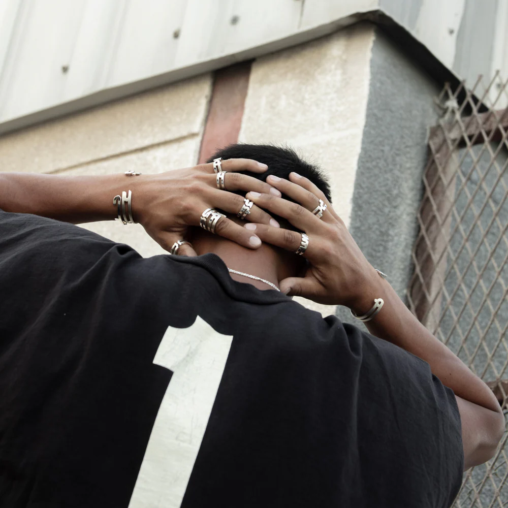 خواتم وقلائد تزدان بالأحرف العربية 