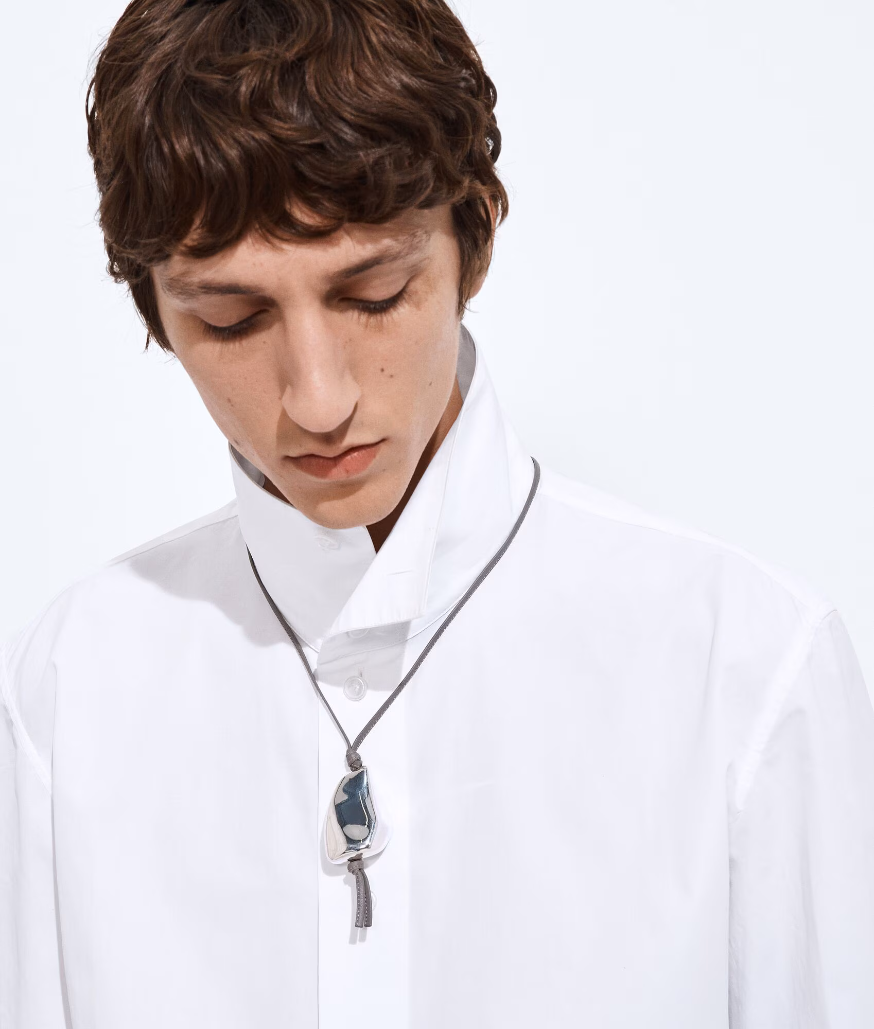 قلادة من الجلد والفضّة الخالصة من Bottega Veneta