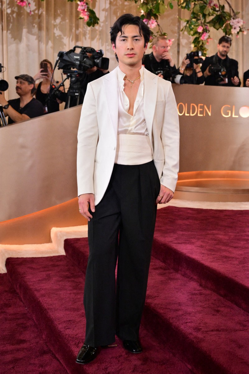 إطلالة الفنان "هدسون ويليامز" الأشهر من حفل جوائز جولدن جلوب