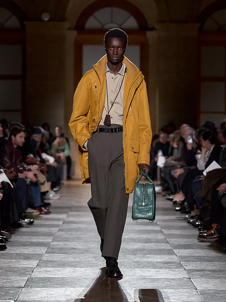 إطلالة مع حقيبة من جلد التمساح 