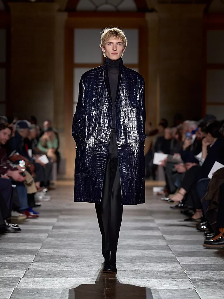 إطلالة مع معطف من جلد التمساح