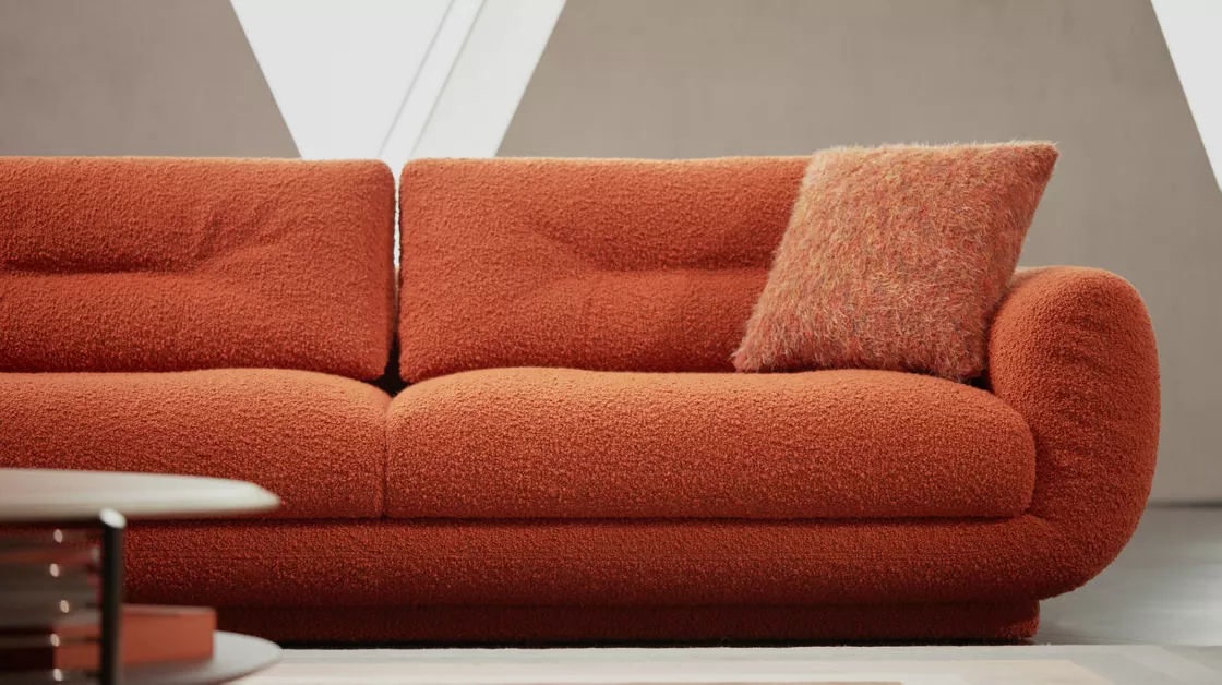 أريكة باللون البرتقالي الداكن من علامة روش بوبوا